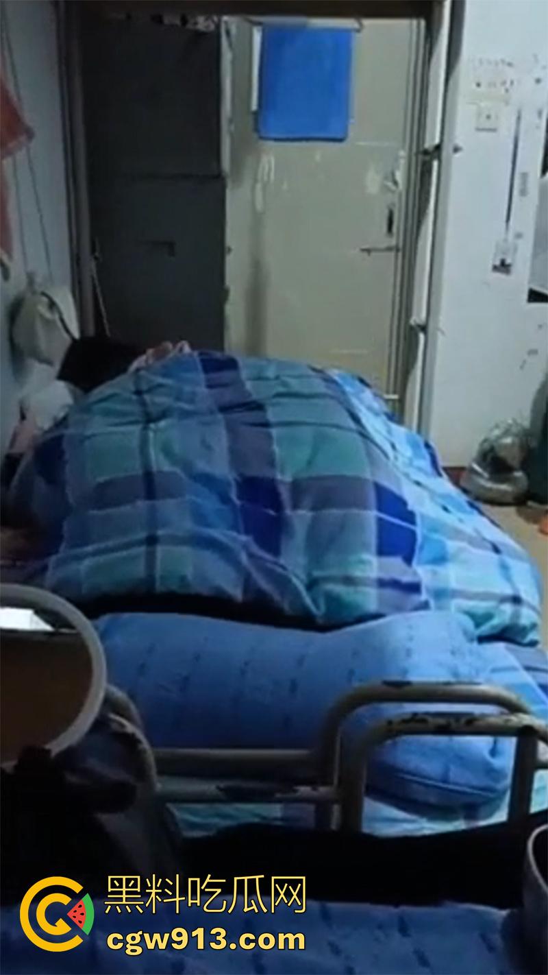 女生宿舍偷拍室友发骚，被窝里自拍小穴给网友，看来是憋坏了啊，果然表面再清纯，私下也是骚逼！-4