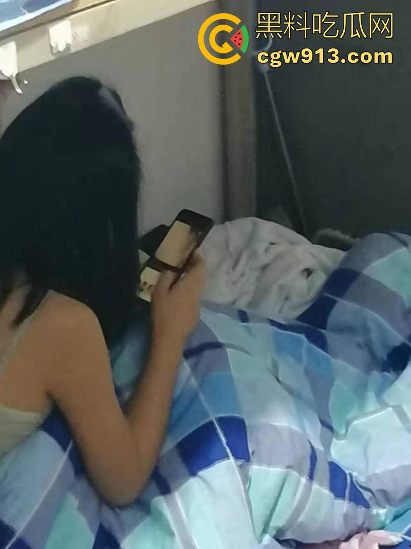 女生宿舍偷拍室友发骚，被窝里自拍小穴给网友，看来是憋坏了啊，果然表面再清纯，私下也是骚逼！-7