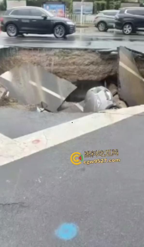 河北张家口马路地陷，车主猛踩油门到底都冲不上来，路面的水一直向下流，警察再不来人都要淹死了！-7