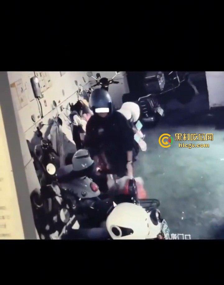 长沙外卖员丧心病狂虐猫！抓猫从26楼扔下当场摔死！-11