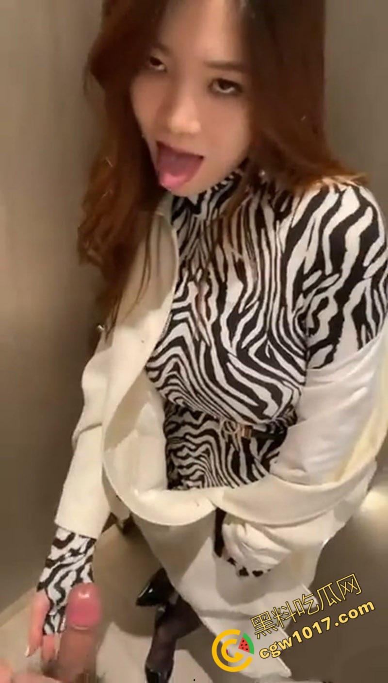 商场柜台大姐【朱艳燕】在试衣间“犯贱”，奶子肥硕的她像发情母兽，舌头撩拨男人鸡巴，热情如火的眼神撩人至极！-1