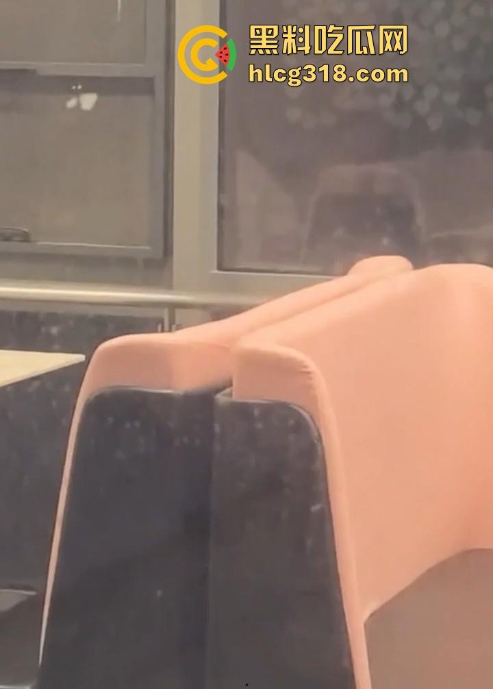 武汉生物工程学院社团师姐【林鹤敏】跟学长男友性爱爆发在二楼食堂直接开炮，被学弟偷拍曝光！-4