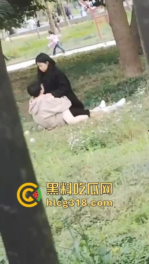 高颜值情侣公园草地野战！女上男下疯狂骑乘，精虫上脑了直接无视众人就是干呗！-5