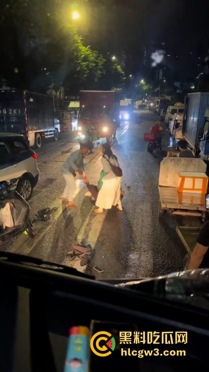 小三男爱上已婚女 遭原配老公带人当街暴打毁灭式踢裆 小二弟都快保不住了！-2