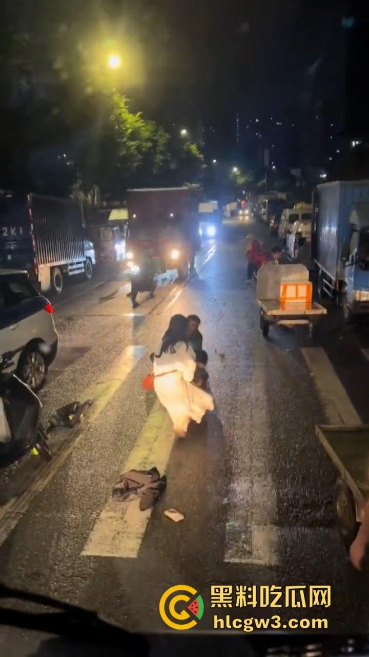 小三男爱上已婚女 遭原配老公带人当街暴打毁灭式踢裆 小二弟都快保不住了！-3