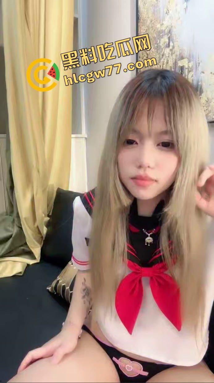 精神小妹直播翻车！清纯萝莉大奶变反差婊，自慰口交被学长后入！-1