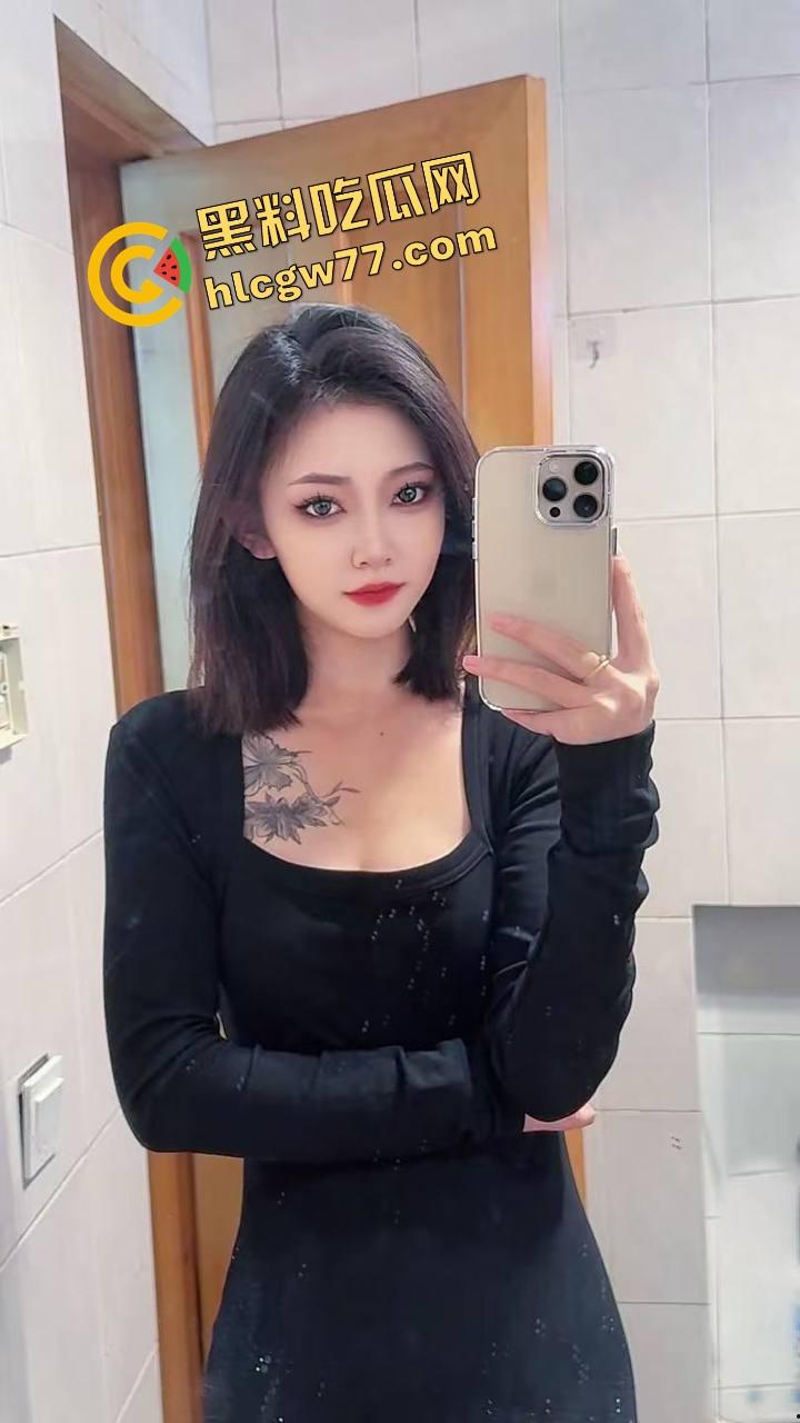 骚得要命的颜值妹子主动跪舔，嘴上功夫堪比老炮，深喉后入双夹爆射，内射后还用小穴夹着帮你挤干！-5