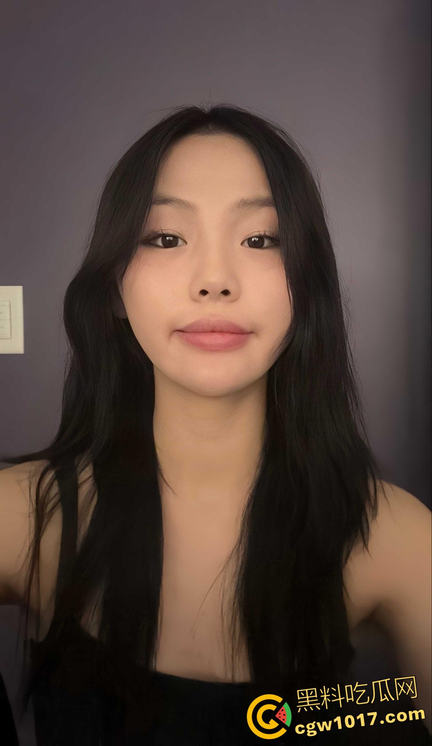 美国女高颜值留学生【刘思盈】，饥渴母狗脱衣揉奶自慰，极品蜜桃臀诱惑撩人，鸡巴后入狂插骚逼！-1