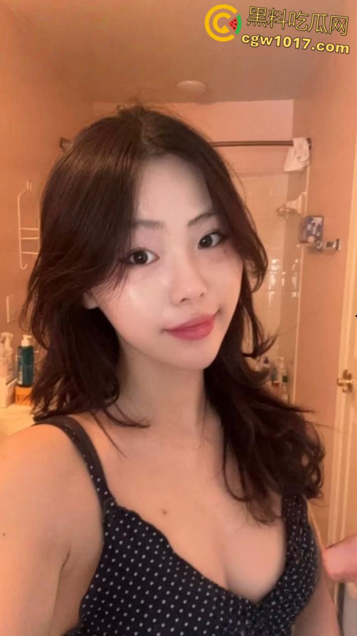 美国女高颜值留学生【刘思盈】，饥渴母狗脱衣揉奶自慰，极品蜜桃臀诱惑撩人，鸡巴后入狂插骚逼！-2