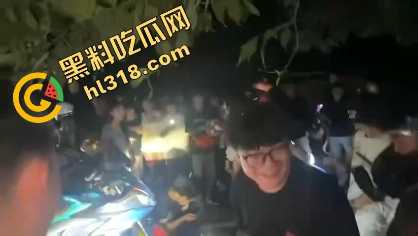 精神小伙借女的钱装逼钓妹，租豪车扮大佬，结果欠债不还被人堵门，妹子不敢睁开眼希望是幻觉！-9