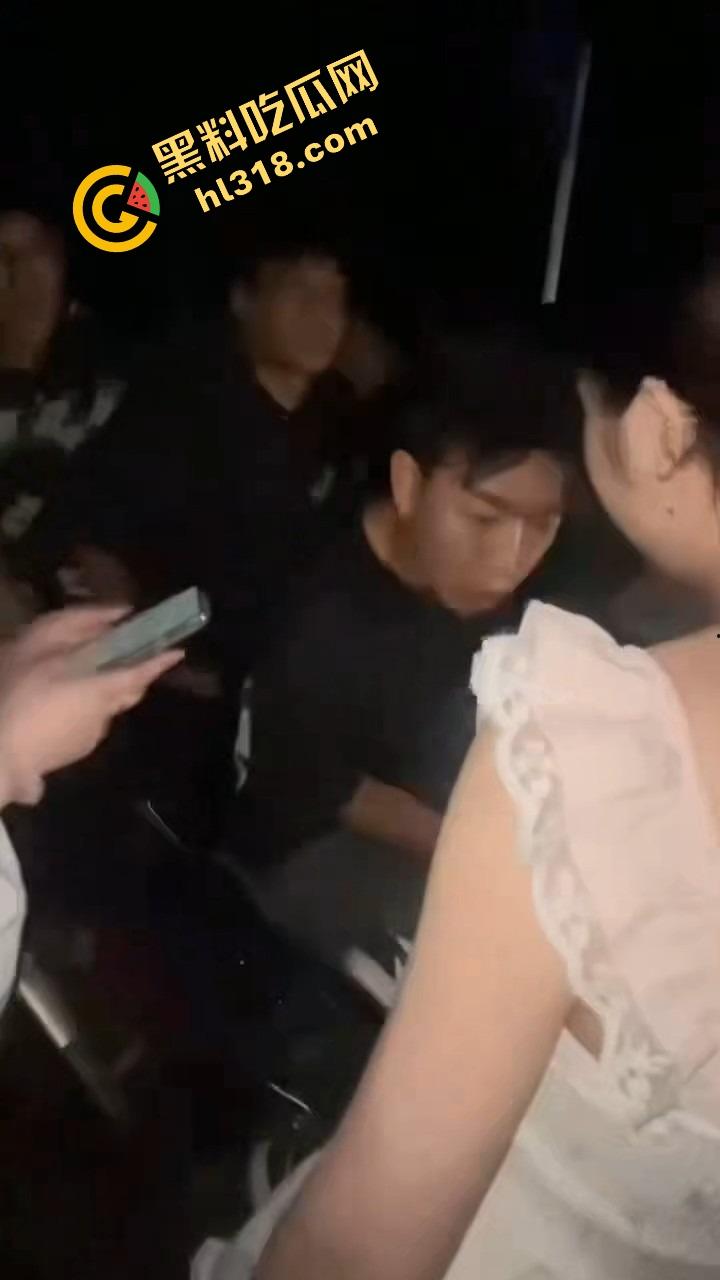 精神小伙借女的钱装逼钓妹，租豪车扮大佬，结果欠债不还被人堵门，妹子不敢睁开眼希望是幻觉！-16