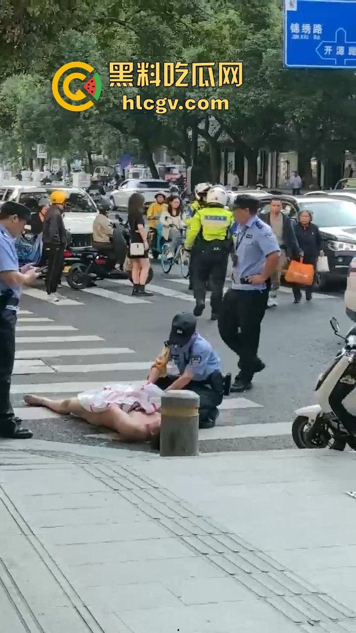 瓜友爆料大早上惊现裸奔疯子！当街骚扰女性，帽子叔叔出马才把他制服！-3