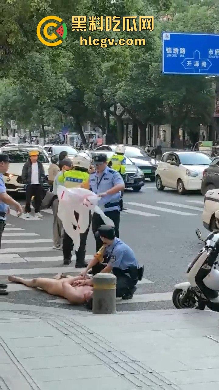 瓜友爆料大早上惊现裸奔疯子！当街骚扰女性，帽子叔叔出马才把他制服！-7