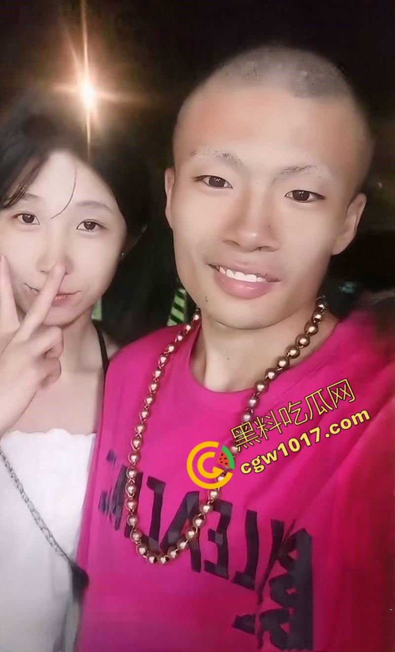 沈阳爆火的精神夫妻【龙王龙妃】尺度爆表！幻想成为现实，狂野体位无套性交，群P中老公分享逗比娘子，震撼观众三观！-1