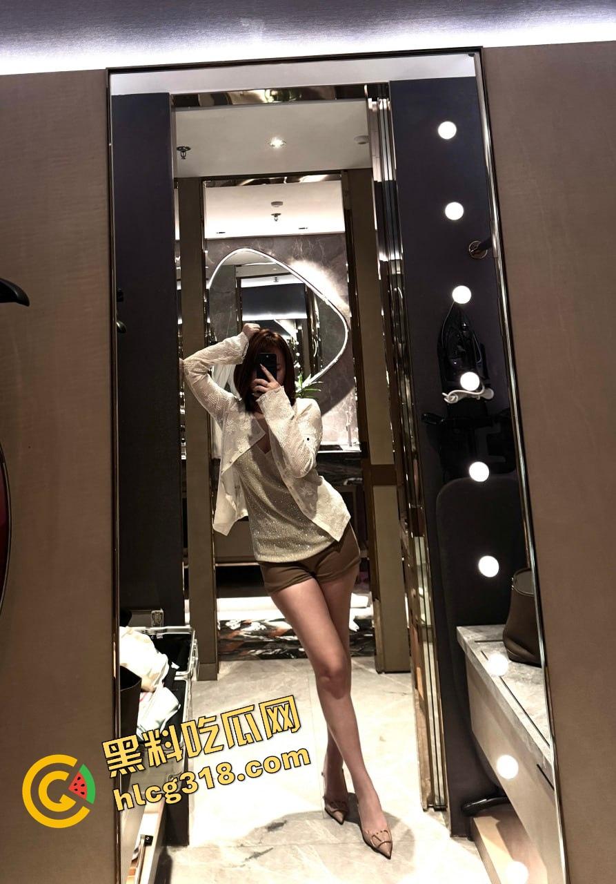 厨房忍不住操老婆，直接在厨房台子上舔骚逼吸奶子，小手指插穴玩到高潮，家里哪都能干！-3