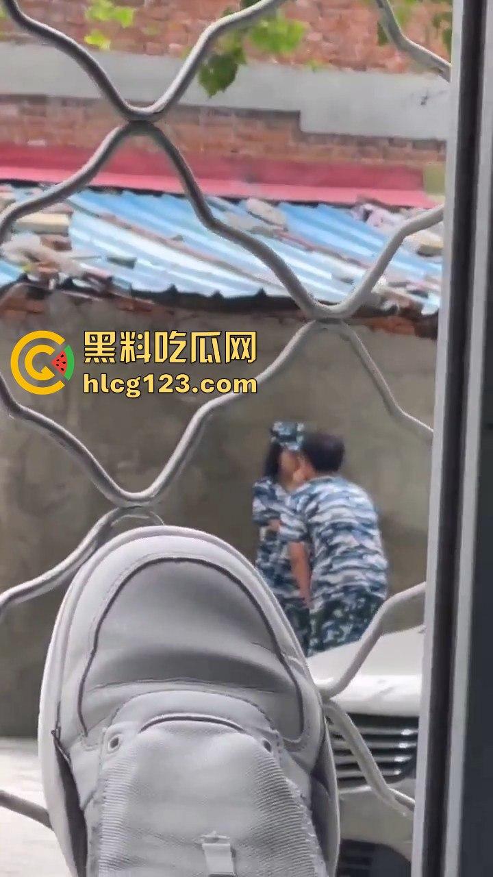 大一军训日逼梦碎！男生硬拉妹子进小树林，裤子刚脱就被拒，差点就地开干！-7