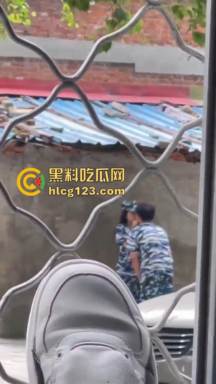 大一军训日逼梦碎！男生硬拉妹子进小树林，裤子刚脱就被拒，差点就地开干！-8