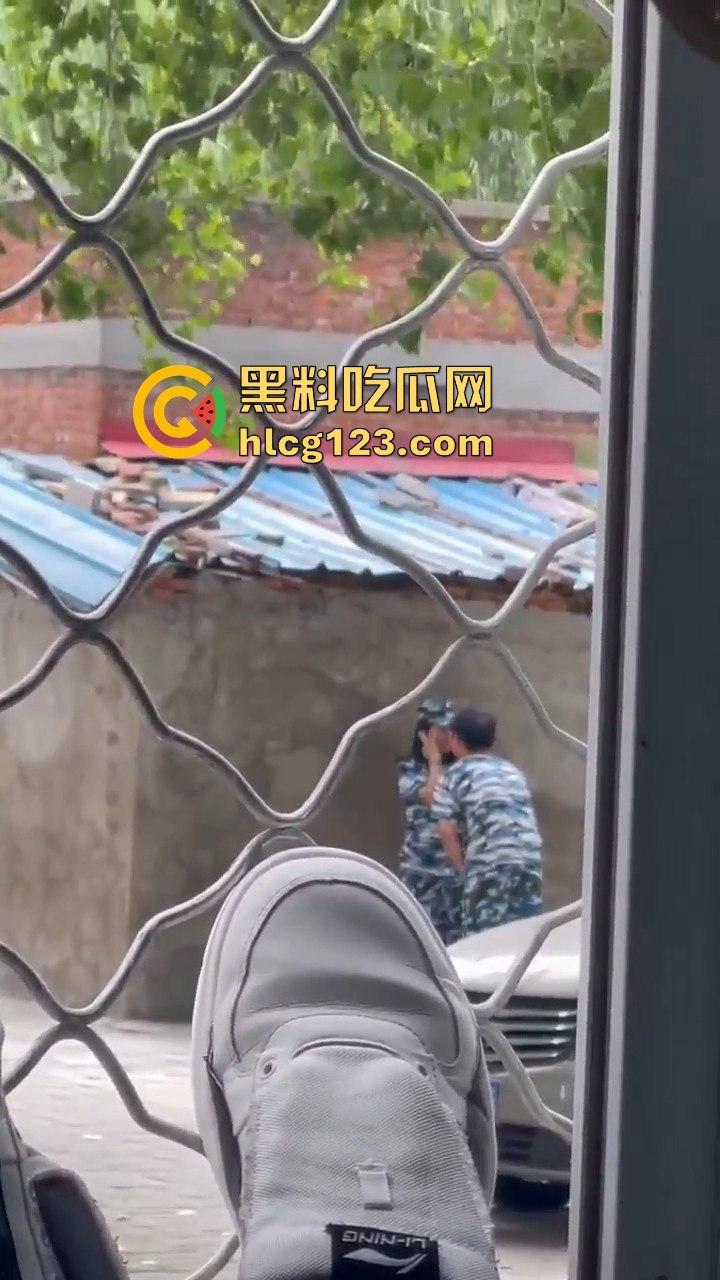 大一军训日逼梦碎！男生硬拉妹子进小树林，裤子刚脱就被拒，差点就地开干！-9