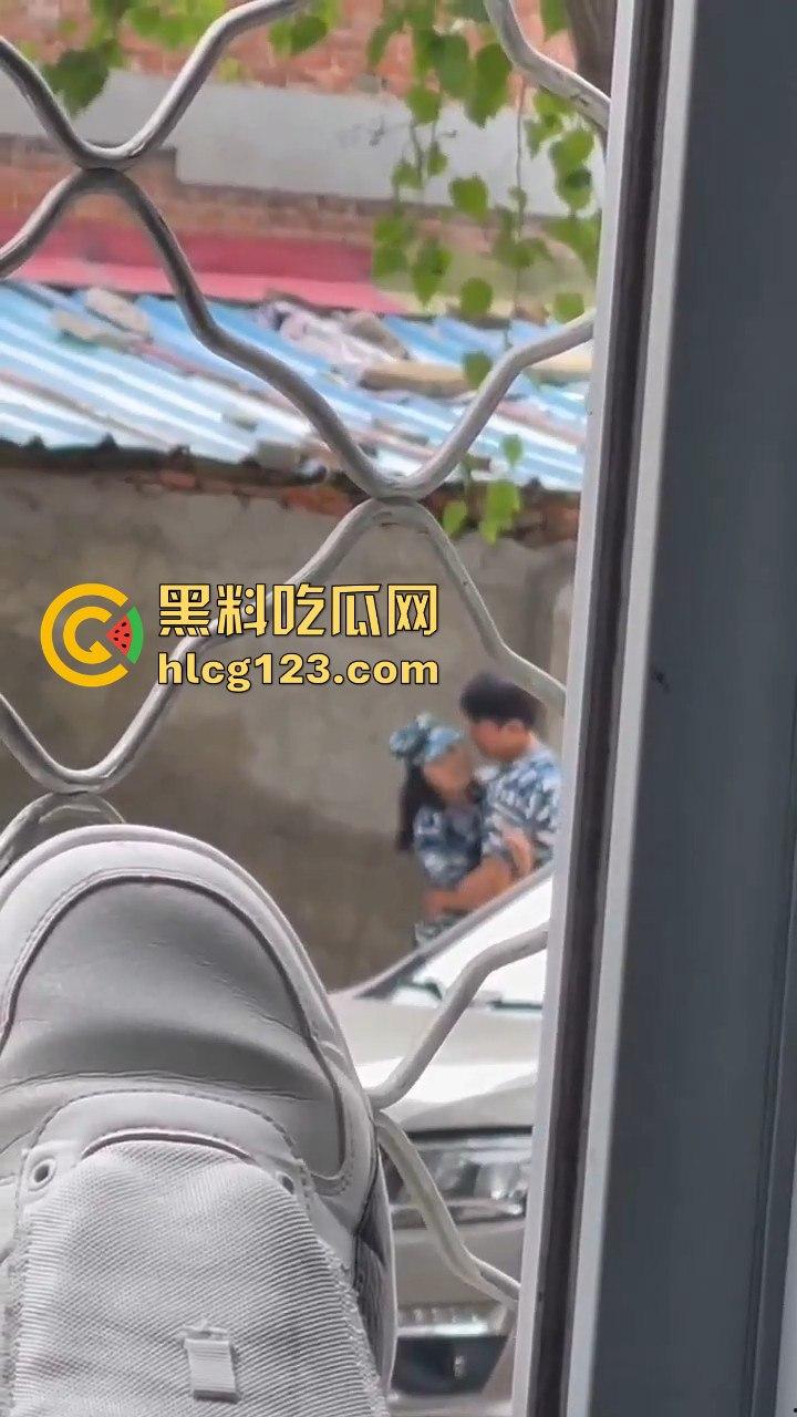 大一军训日逼梦碎！男生硬拉妹子进小树林，裤子刚脱就被拒，差点就地开干！-13