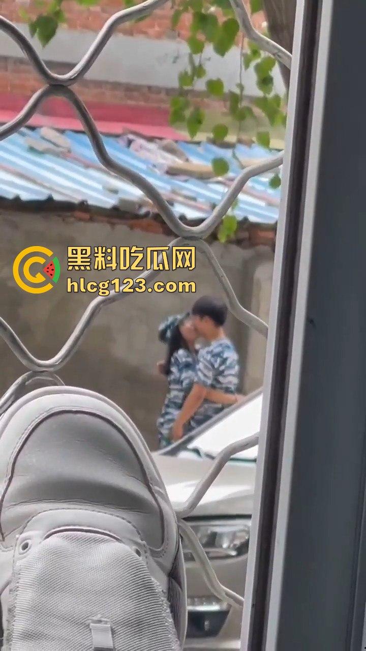 大一军训日逼梦碎！男生硬拉妹子进小树林，裤子刚脱就被拒，差点就地开干！-14