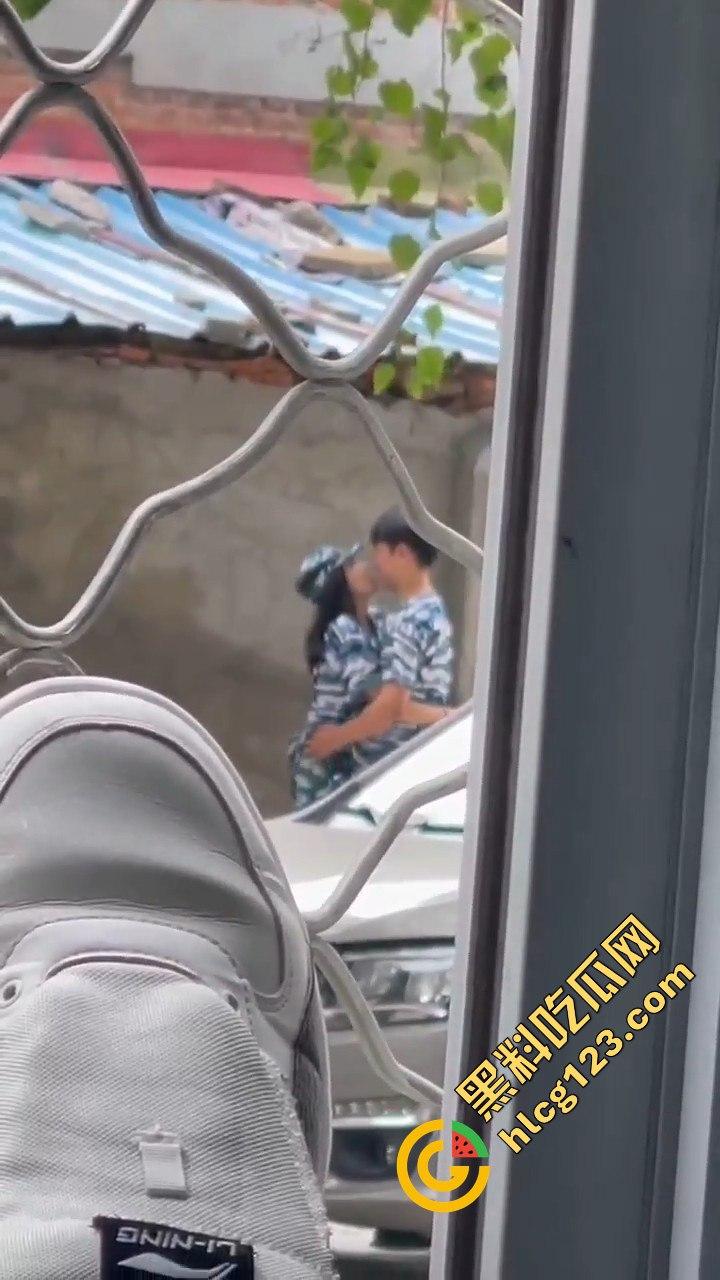 大一军训日逼梦碎！男生硬拉妹子进小树林，裤子刚脱就被拒，差点就地开干！-15