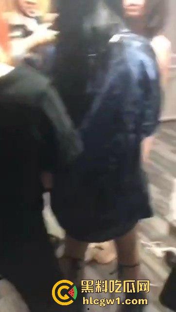 南宁精神小妹太狠了！同精神小伙出租屋内霸凌一女子，逼喝尿吃屎，真的是畜生不如！-16