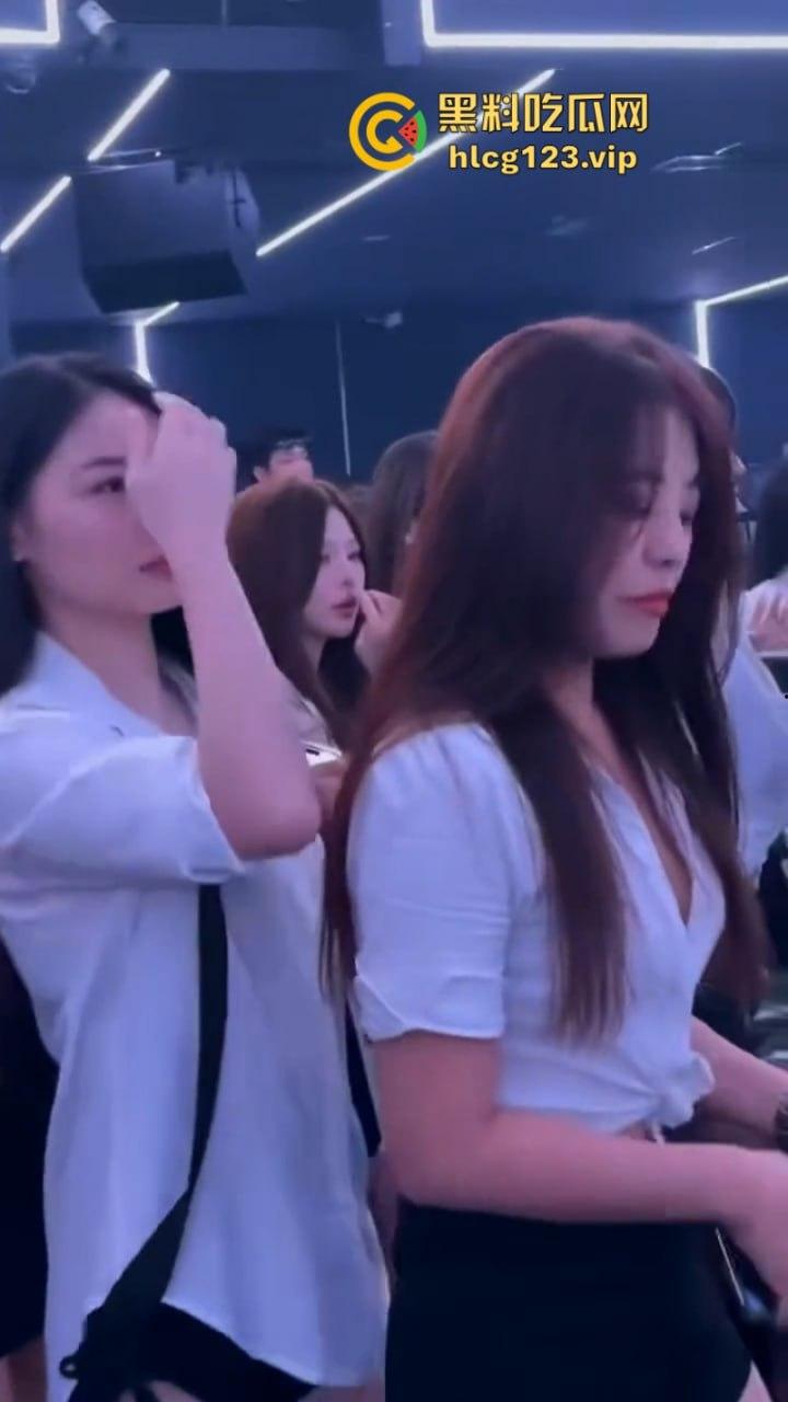 现在的夜店吃得这么好吗？妹子身材火辣还酒量大 你想不想带走她？-8