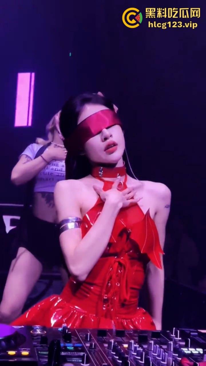 现在的夜店吃得这么好吗？妹子身材火辣还酒量大 你想不想带走她？-10