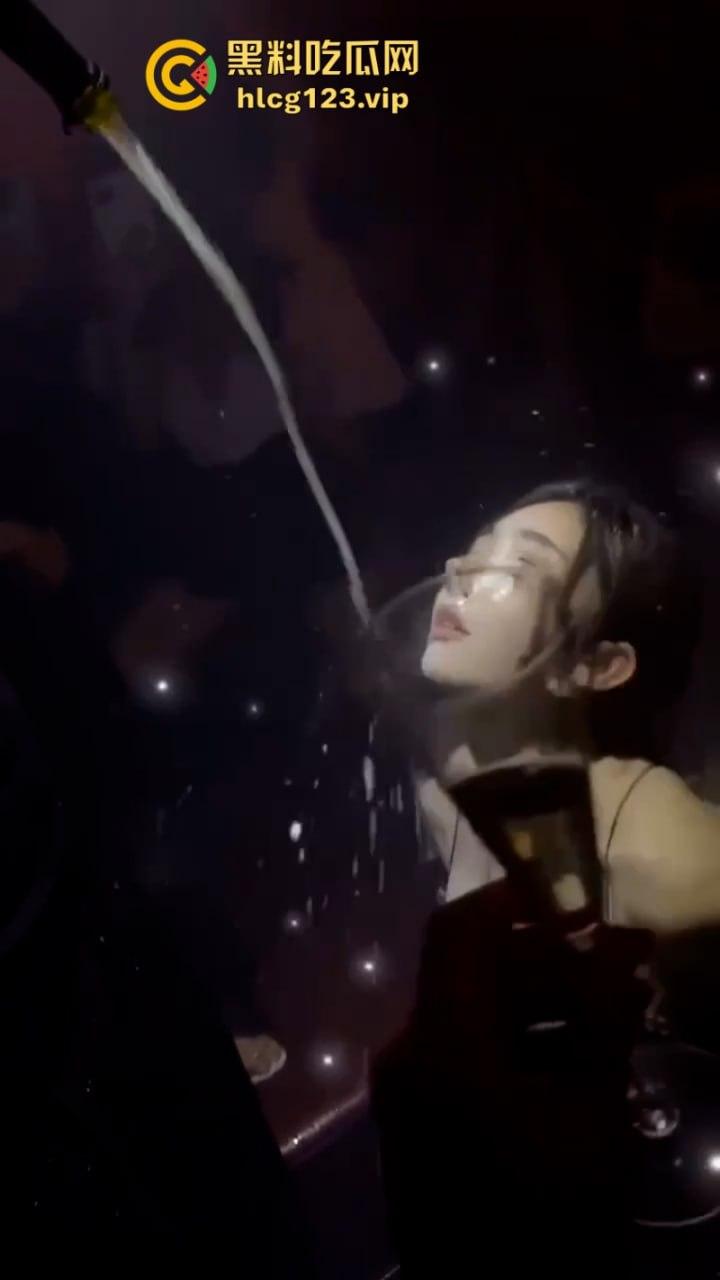 现在的夜店吃得这么好吗？妹子身材火辣还酒量大 你想不想带走她？-12