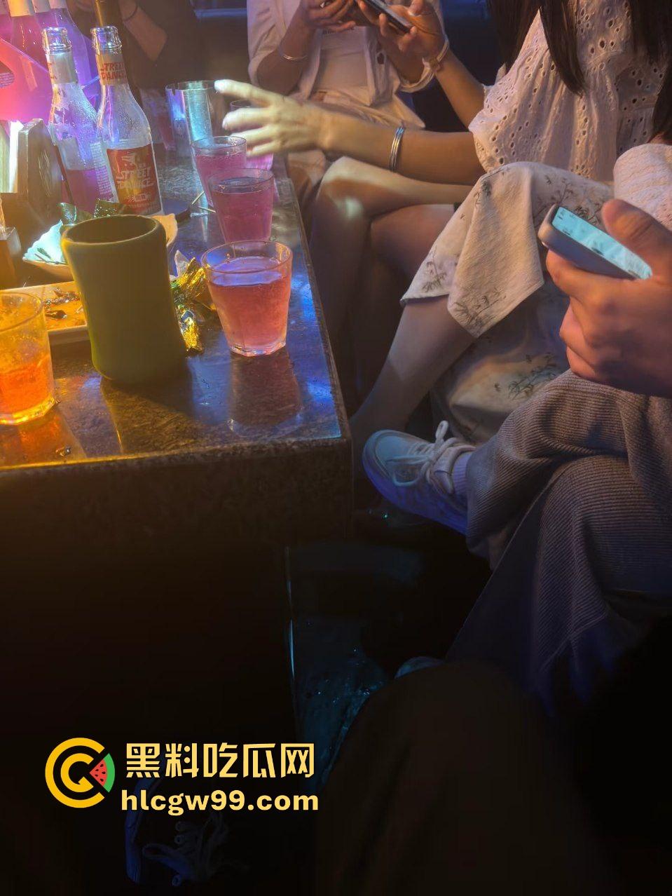 贵州六盘水同事摸奶大会记时捏奶挑战！开心摸奶一个接一个，聚会就该这般刺激淫荡！-2