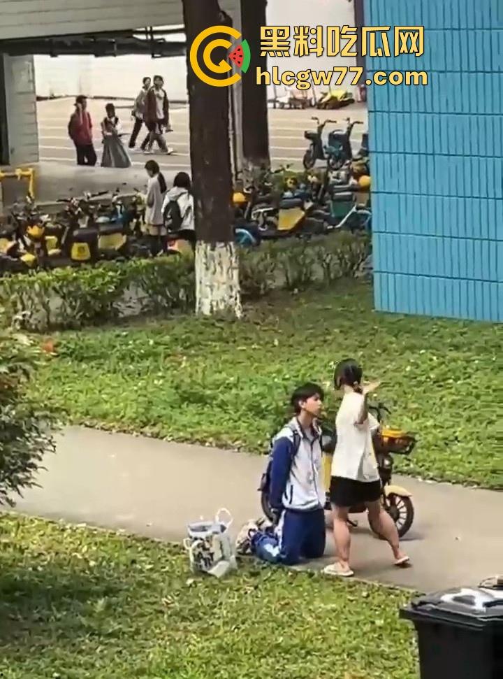 舔狗舔到最后一无所有 一高中女生宿舍楼下 一情侣吵架 男孩下跪认错遭女孩一顿连环巴掌 ！-5