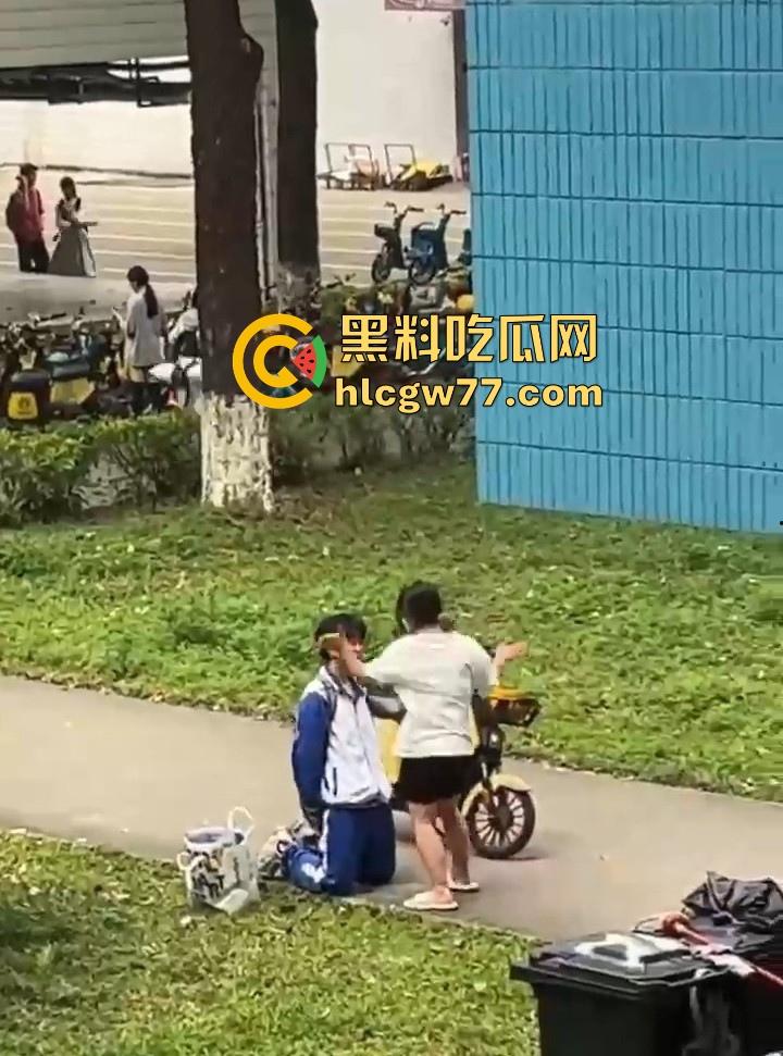 舔狗舔到最后一无所有 一高中女生宿舍楼下 一情侣吵架 男孩下跪认错遭女孩一顿连环巴掌 ！-7