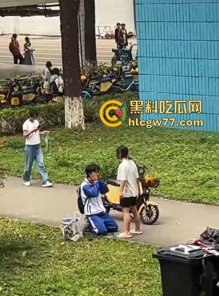 舔狗舔到最后一无所有 一高中女生宿舍楼下 一情侣吵架 男孩下跪认错遭女孩一顿连环巴掌 ！-10