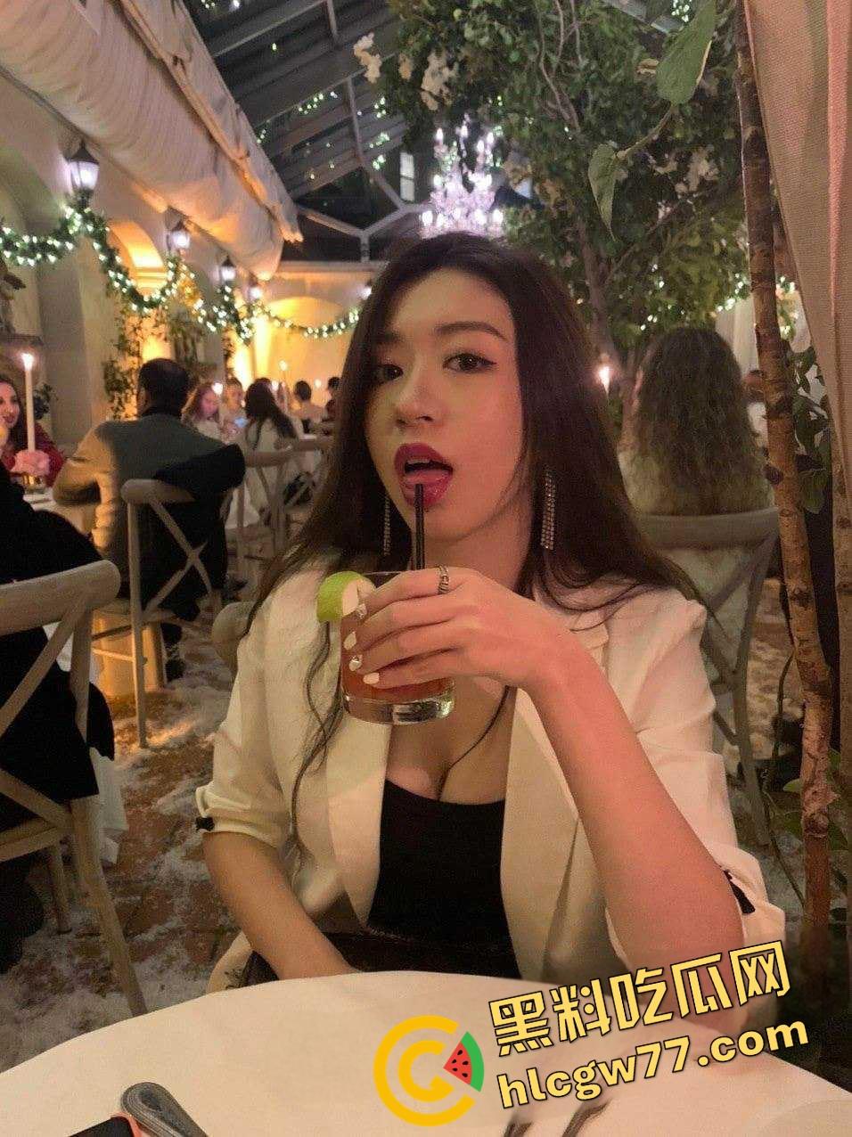 江苏大学高颜值女神『方宁』变骚母狗，金主操犯泄密，长腿痛逼口交一流，浪叫假得迷死人！-1