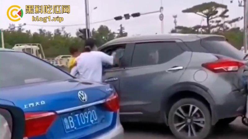 山东又又又上分了！宝妈追尾抱着孩子拿小刀刺前车司机！-1