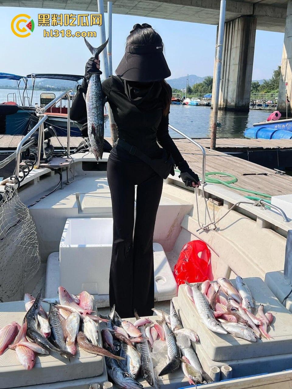 不好意思用力太猛！把刚认识的钓鱼媛都操哭了，极品性感名媛被当地肉便器猛操，上午钓的鱼晚上吊的她！-4