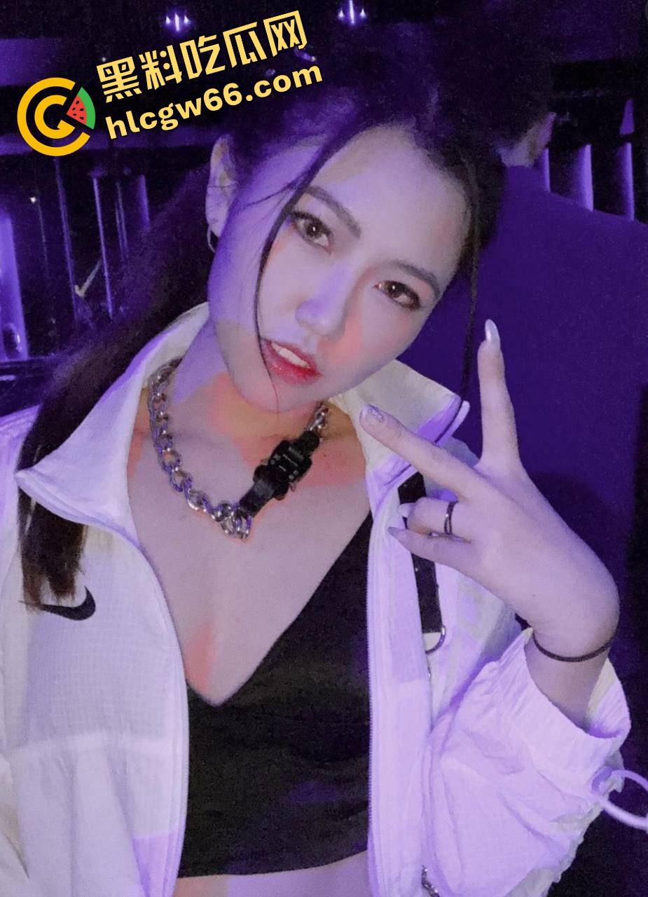 广州朋友新婚老婆【偷操黑人两年】嫩媳变黑屌母狗，逼松烂成洞还露脸浪叫，傻老公舔黑人剩饭爽翻天！-1