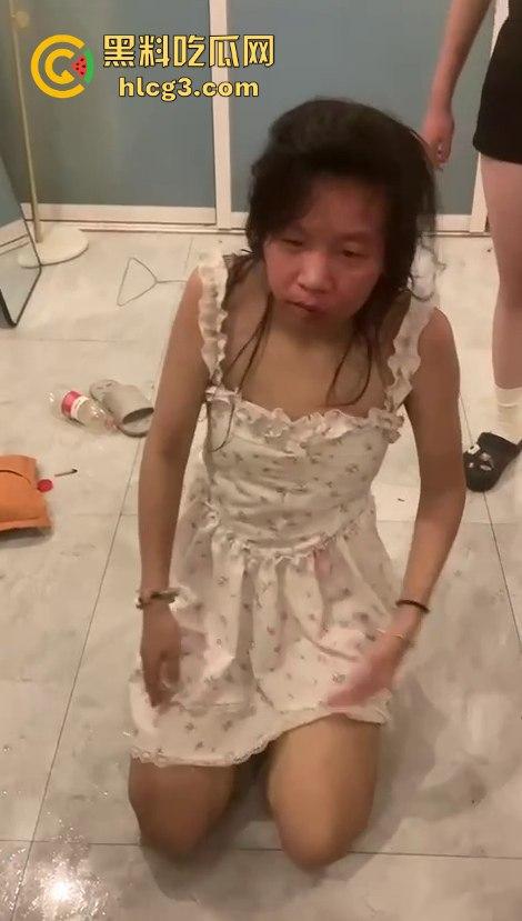 河南霸凌事件！女孩被精神小妹扒光衣服侮辱 拳打脚踢逼她跪下！-1