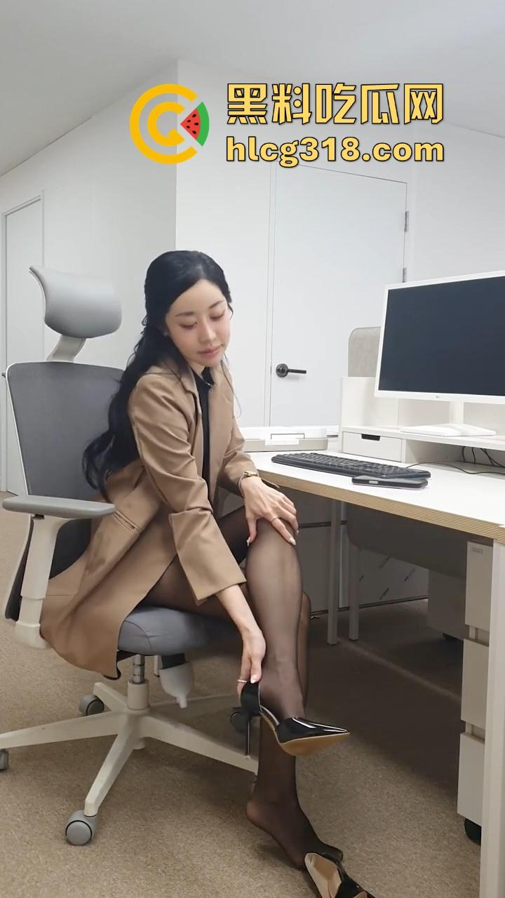 深夜加班后入极品OL同事!御姐身材极品美腿, 黑丝尤物深喉口交,站立爆操无套内射。脸骚劲十足!-2