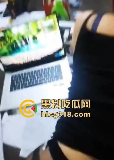 深夜加班后入极品OL同事!御姐身材极品美腿, 黑丝尤物深喉口交,站立爆操无套内射。脸骚劲十足!-8