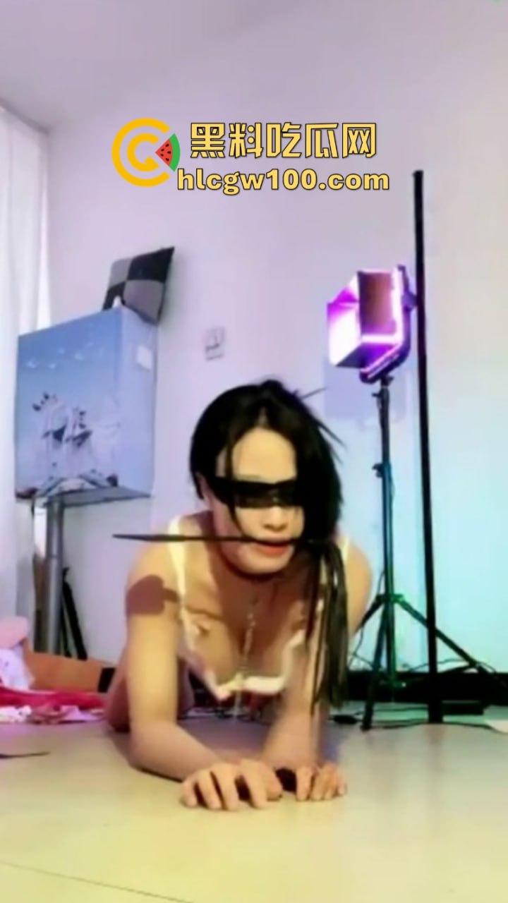 快手清纯反差美女【小纯吖】土豪定制私拍 脸穴同框道具自慰 高潮喷水妖娆裸舞!-2