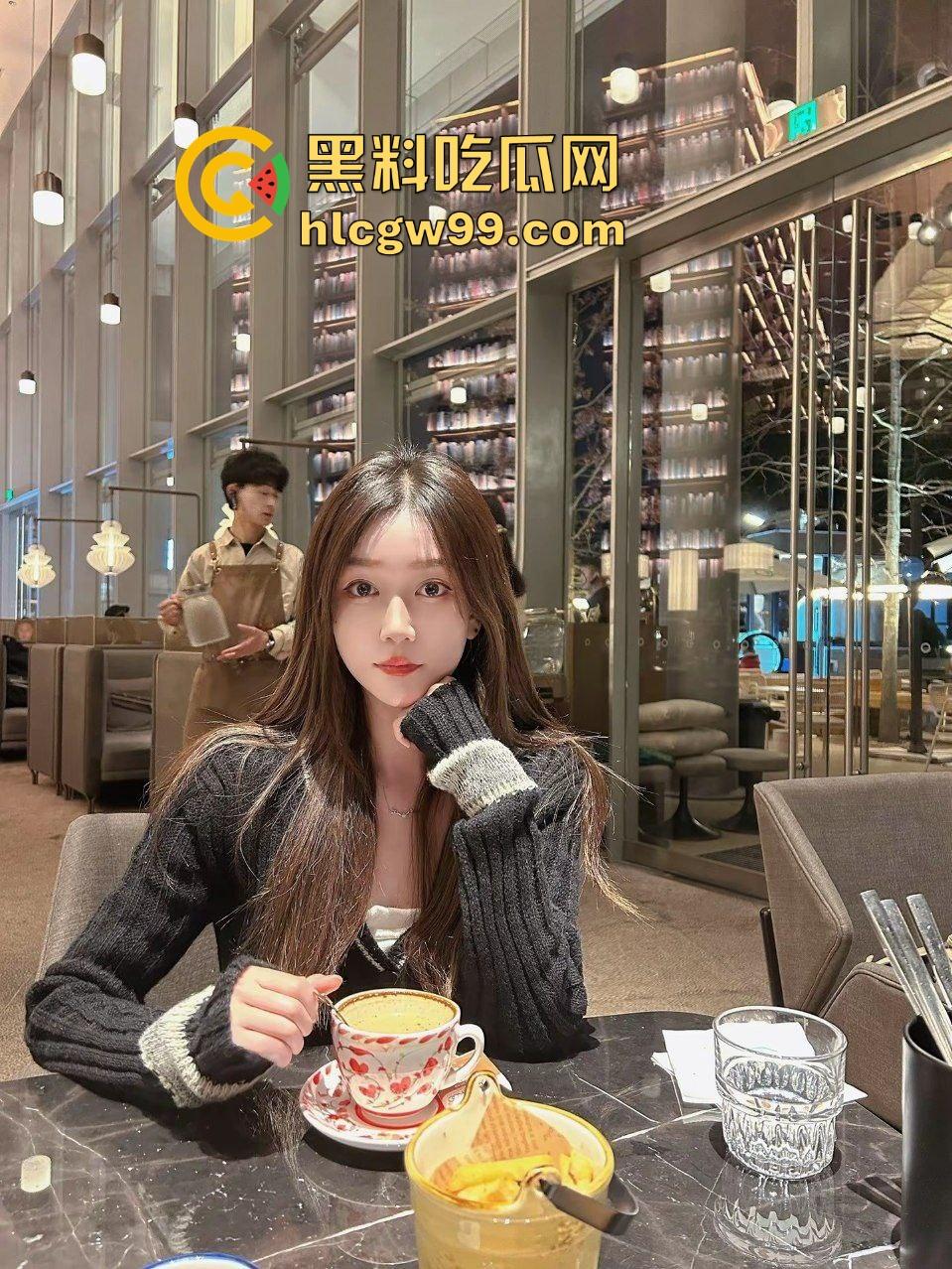 抖音高挑御姐反差骚鸡【anymore.】私拍不雅露奶诱惑供大哥，打桩机暴力后入猛怼骚臀！惨遭独家流出！-4