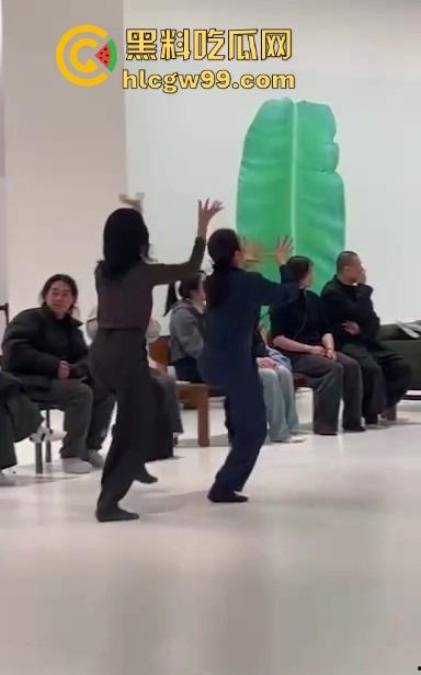 上海浦东美术馆魔幻抽象表演展现高深的艺术概念，演员集体精神错乱？这不就是社畜上班状态的真人展示！-8