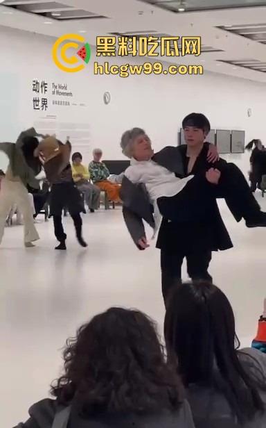 上海浦东美术馆魔幻抽象表演展现高深的艺术概念，演员集体精神错乱？这不就是社畜上班状态的真人展示！-10