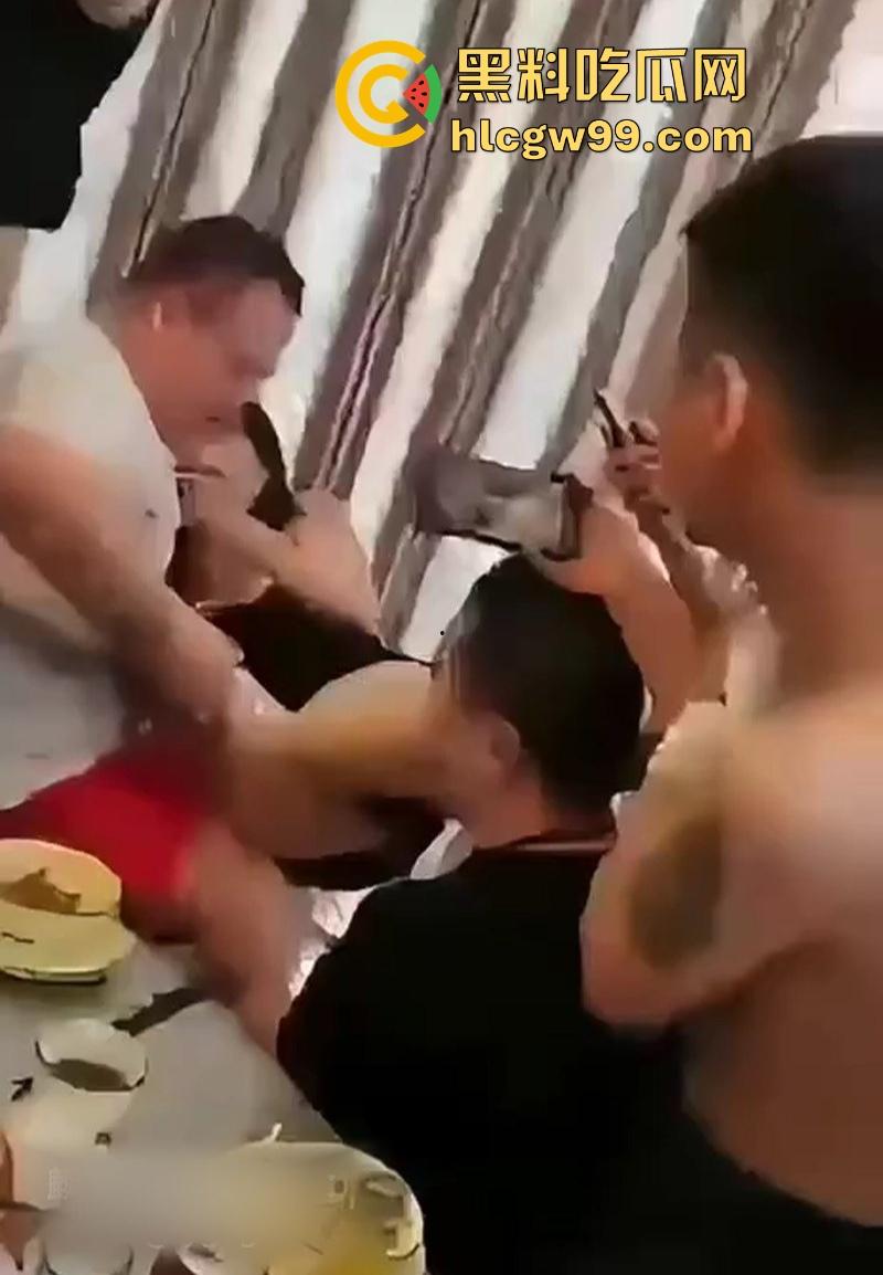 同学聚会为何成出轨场？十年前的班花饭局上撩到失控，荤段子挑动旧情，全场火花四溅！-9