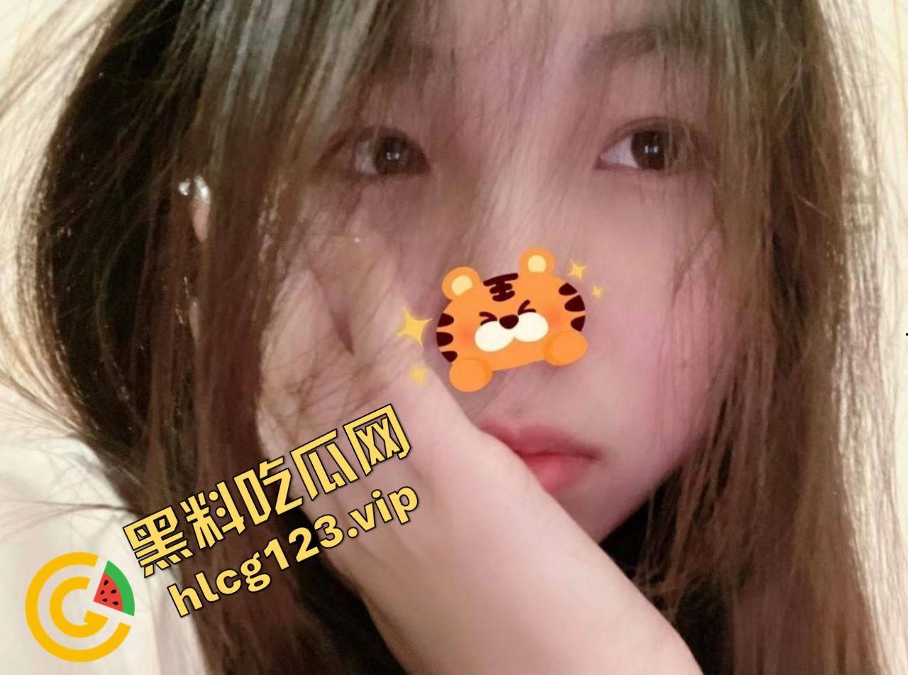 武汉会计学院20岁学生妹蜜桃臀摆拍自慰！粉嫩小骚逼让人欲罢不能！-2