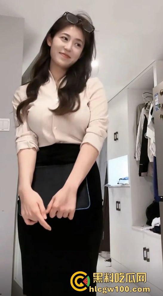 抖音擦边女神『小黄鱼』凭骚气出圈，直播思路清晰擦边到位，粉丝边掏钱包边咨询医美，钱包空了还得了！-11