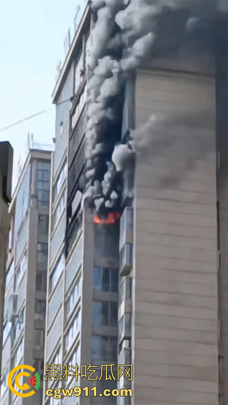 贵州铜仁松桃县特大火情，外滩小区三号楼烈火喷出，网传因家电起火导致，现场浓烟滚滚太可怕了！-1