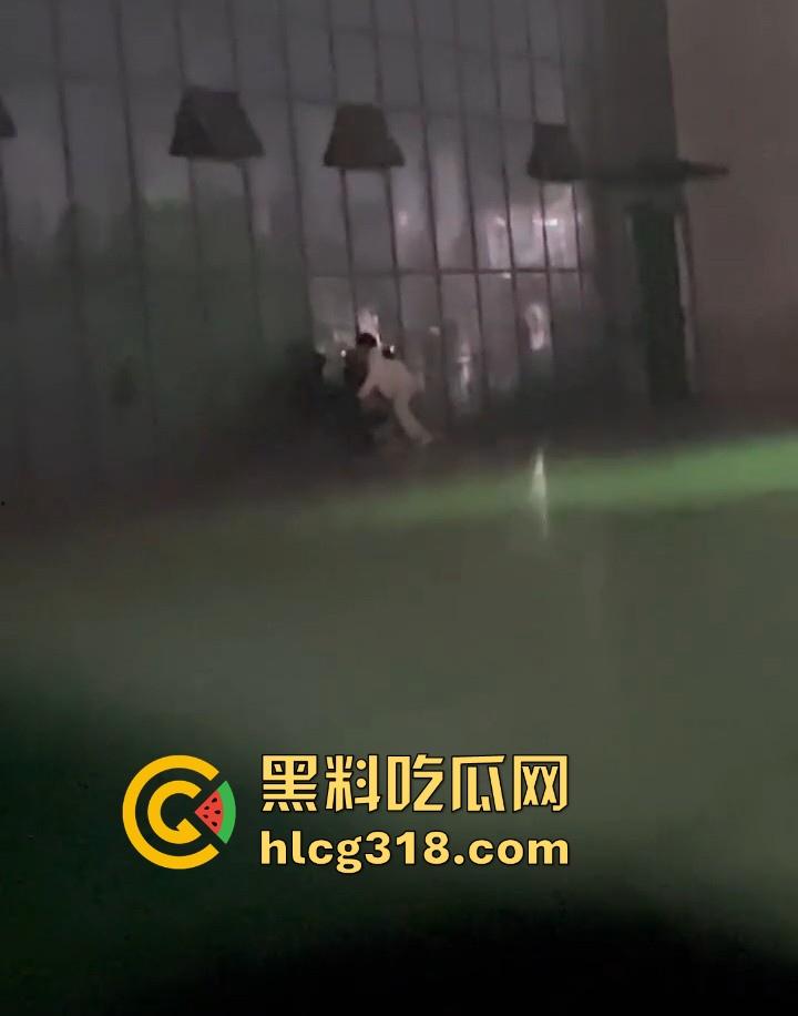 广西某职高情侣露出野战，在学校操场长椅激情啪啪，果然是年轻人开房钱都省了。-6