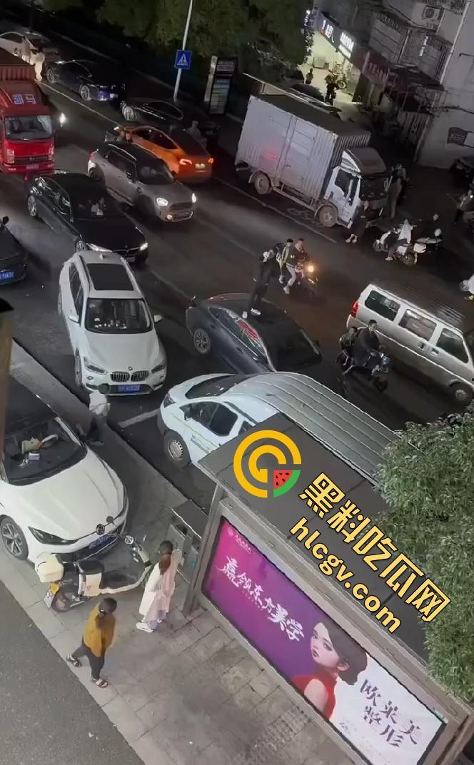 义乌惊现纯爱战士大闹街头！从福建狂奔而来，只为站车顶用喇叭当街告白分手女友！-2